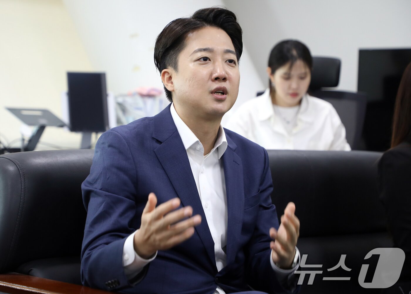 본문 이미지 - 이준석 개혁신당 대통령 후보가 20일 광주광역시의회 기자실을 찾아 지역 기자단과 질의응답하고 있다. 2025.5.20/뉴스1 ⓒ News1 이수민 기자