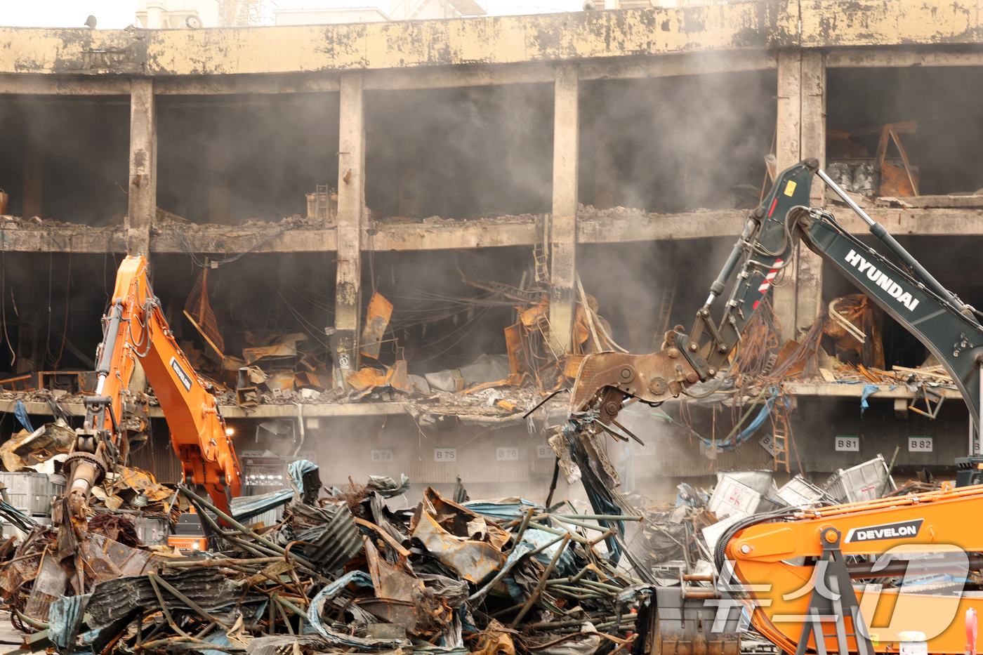 (광주=뉴스1) 이승현 기자 = 광주 광산구 소촌동 금호타이어 광주공장 화재 나흘째인 20일 오전 현장에서 건물 해체 작업 전 중장비들이 잔해물들을 치우고 있다.  2025.5.2 …