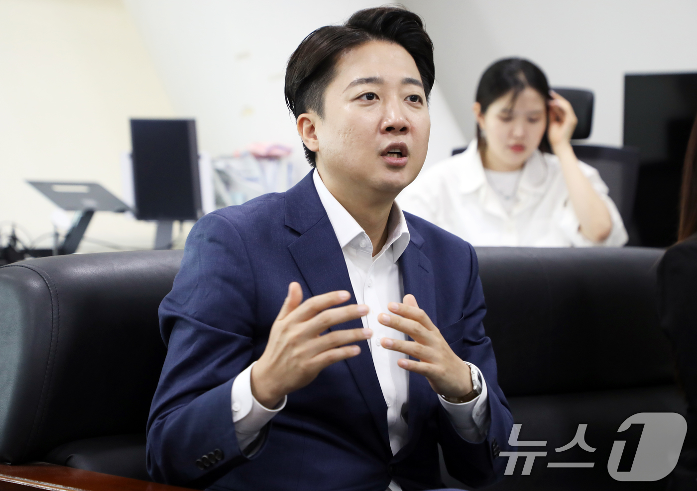 (광주=뉴스1) 이수민 기자 = 이준석 개혁신당 대통령 후보가 20일 광주광역시의회 기자실을 찾아 지역 기자단과 질의응답하고 있다. 2025.5.20/뉴스1