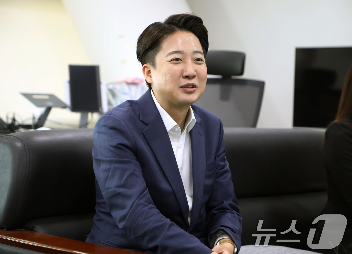 (광주=뉴스1) 이수민 기자 = 이준석 개혁신당 대통령 후보가 20일 광주광역시의회 기자실을 찾아 지역 기자단과 질의응답하고 있다. 2025.5.20/뉴스1