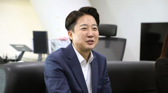 미소 짓는 이준석