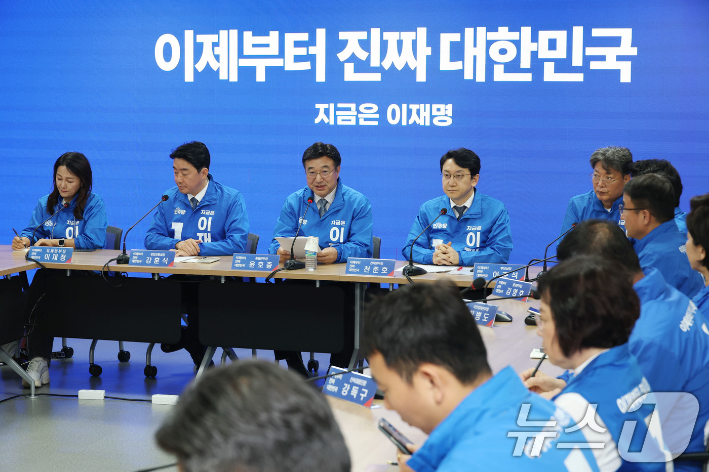 (서울=뉴스1) 이광호 기자 = 윤호중 더불어민주당 중앙선거대책위원회 총괄본부장이 20일 오전 서울 여의도 당사에서 열린 총괄본부장단회의에서 발언하고 있다.  2025.5.20/뉴 …