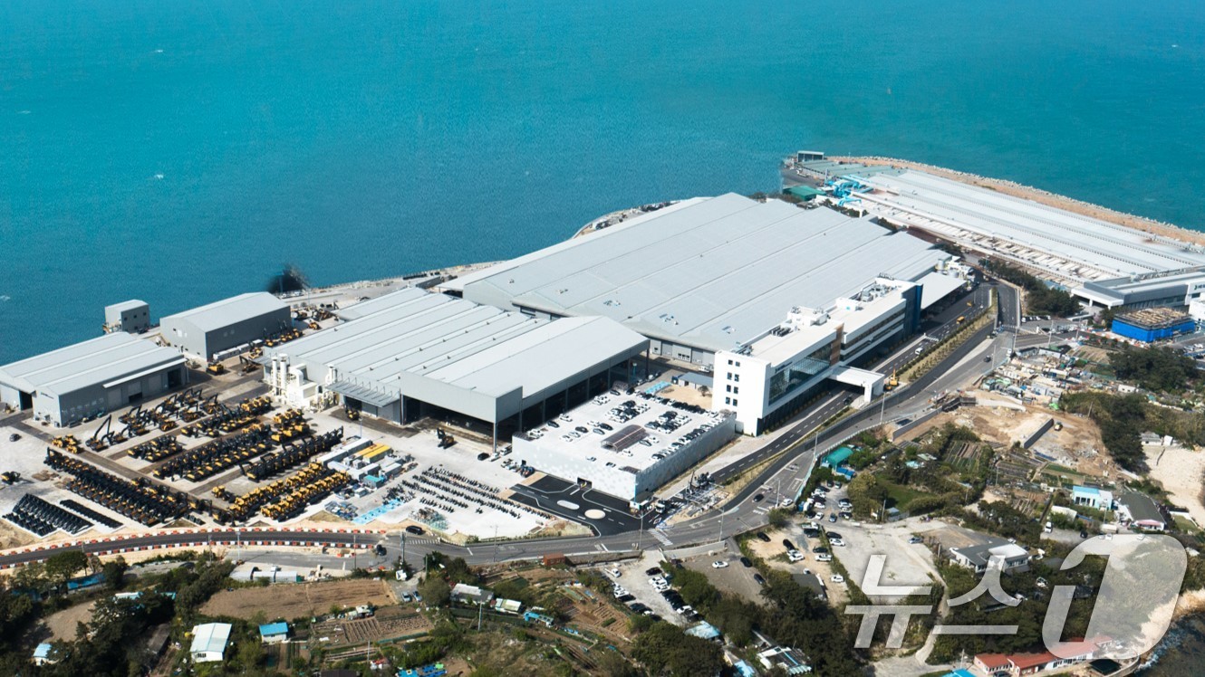 (서울=뉴스1) = HD현대건설기계는 20일 울산 동구에 위치한 울산캠퍼스에서 글로벌생산 허브가 될 스마트팩토리 준공식을 개최했다고 밝혔다.사진은 HD현대건설기계 울산캠퍼스 전경. …