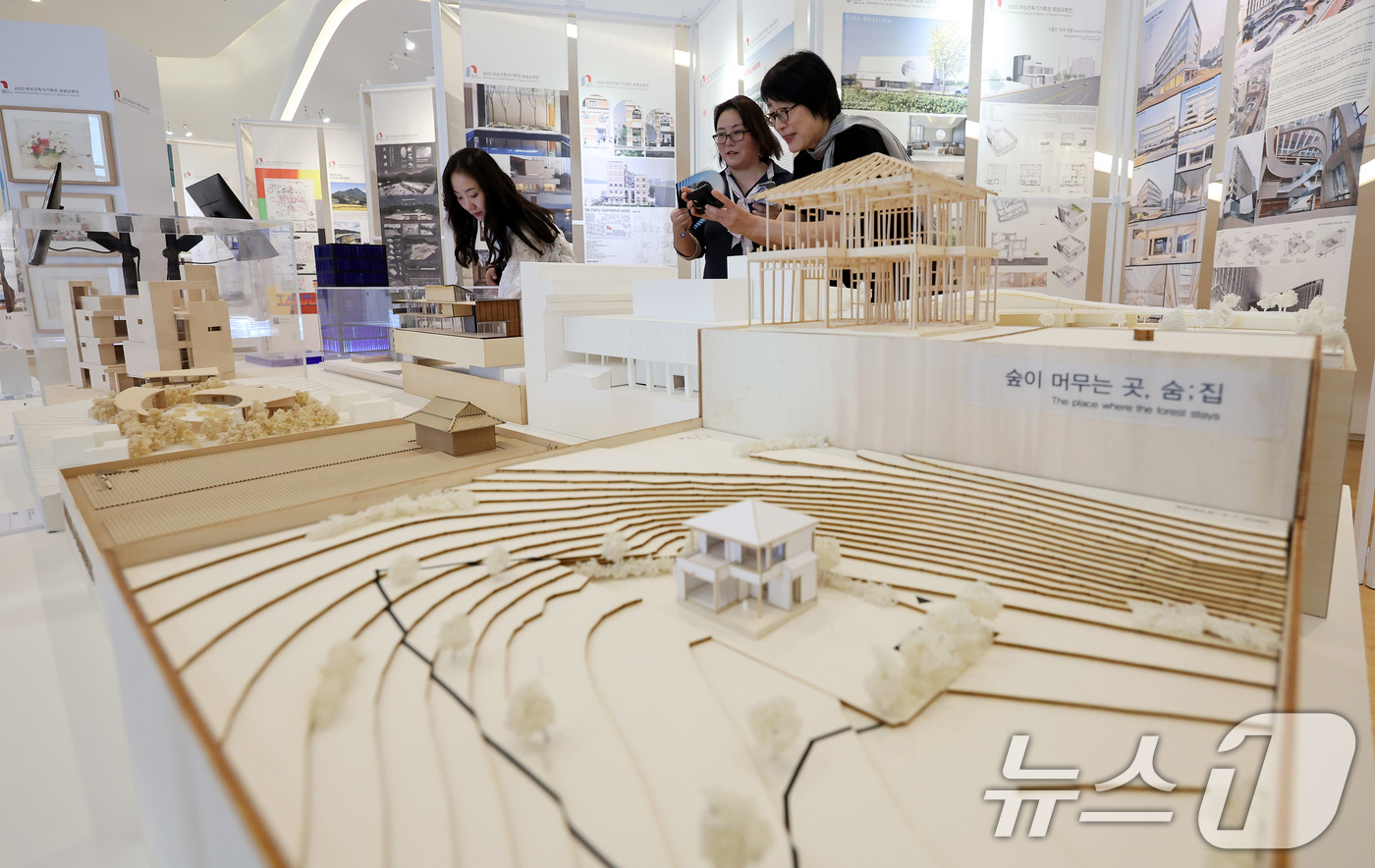 (서울=뉴스1) 이동해 기자 = 20일 서울 중구 동대문디자인플라자(DDP) 잔디사랑방에서 열린 '2025년 여성건축가 기획전'에서 관람객들이 전시를 살펴보고 있다. 2025.5. …