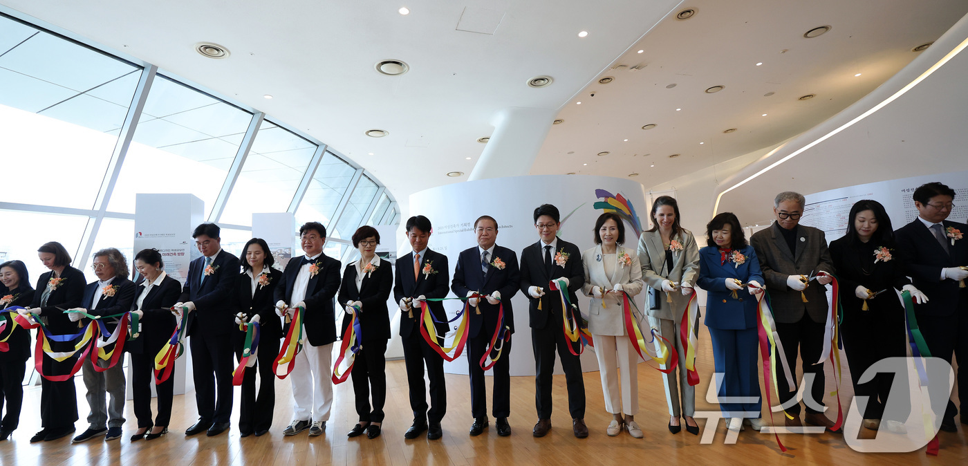 (서울=뉴스1) 이동해 기자 = 20일 서울 중구 동대문디자인플라자(DDP) 잔디사랑방에서 열린 '2025년 여성건축가 기획전' 개막식에서 김병민 서울시 정무부시장을 비롯한 참석자 …