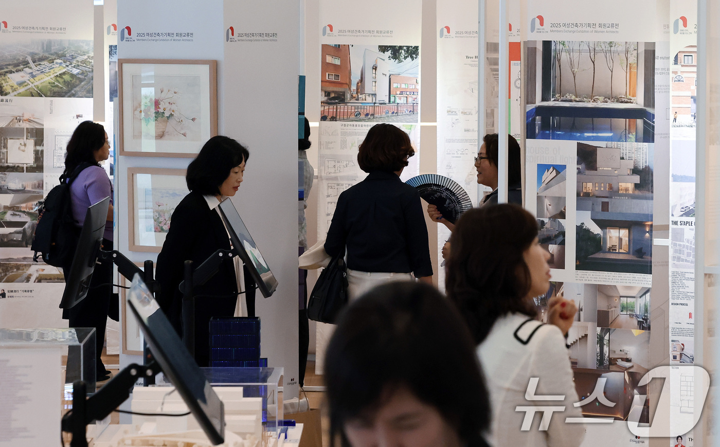 (서울=뉴스1) 이동해 기자 = 20일 서울 중구 동대문디자인플라자(DDP) 잔디사랑방에서 열린 '2025년 여성건축가 기획전'에서 관람객들이 전시를 살펴보고 있다. 2025.5. …