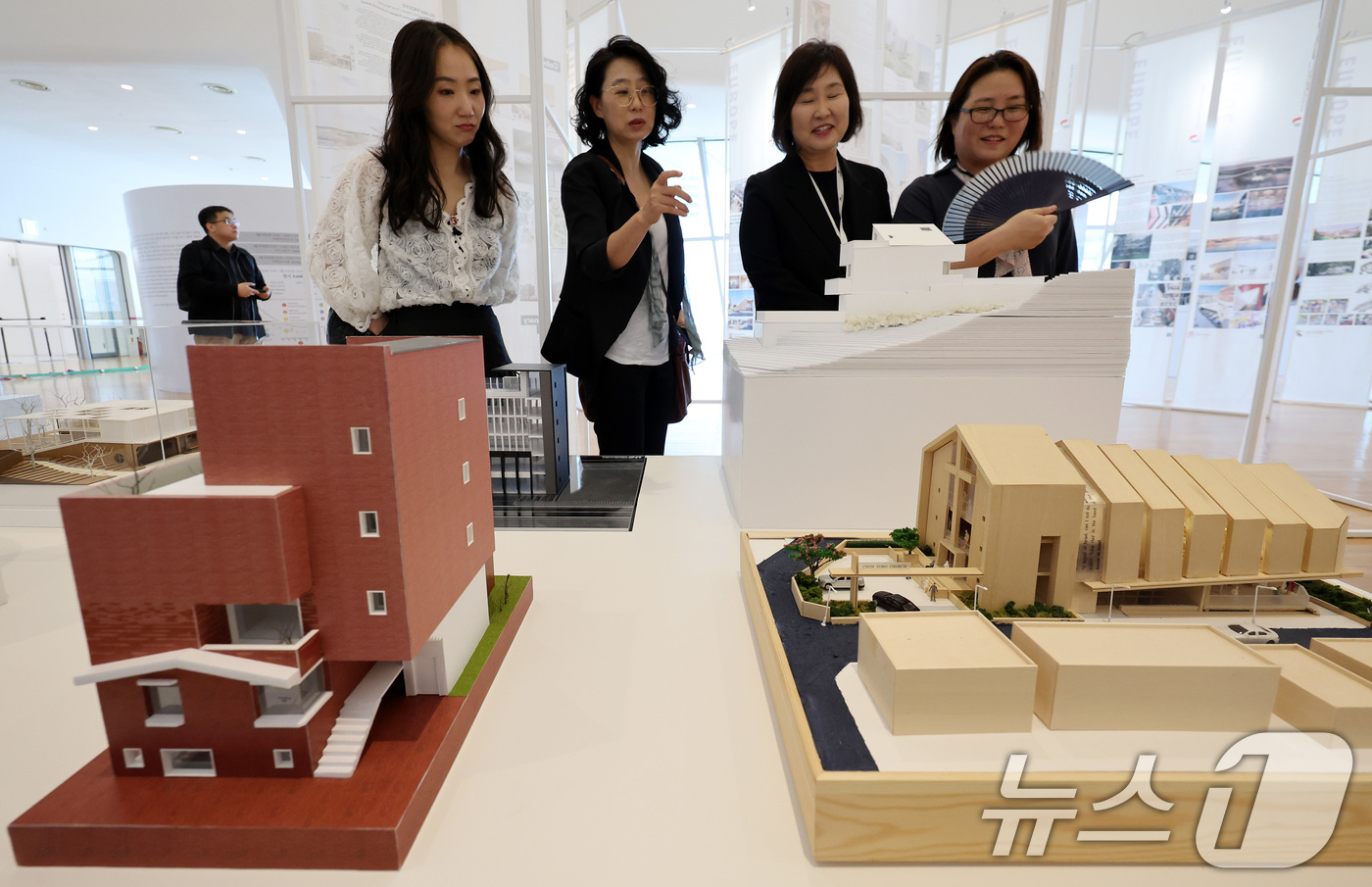 (서울=뉴스1) 이동해 기자 = 20일 서울 중구 동대문디자인플라자(DDP) 잔디사랑방에서 열린 '2025년 여성건축가 기획전'에서 관람객들이 전시를 살펴보고 있다. 2025.5. …