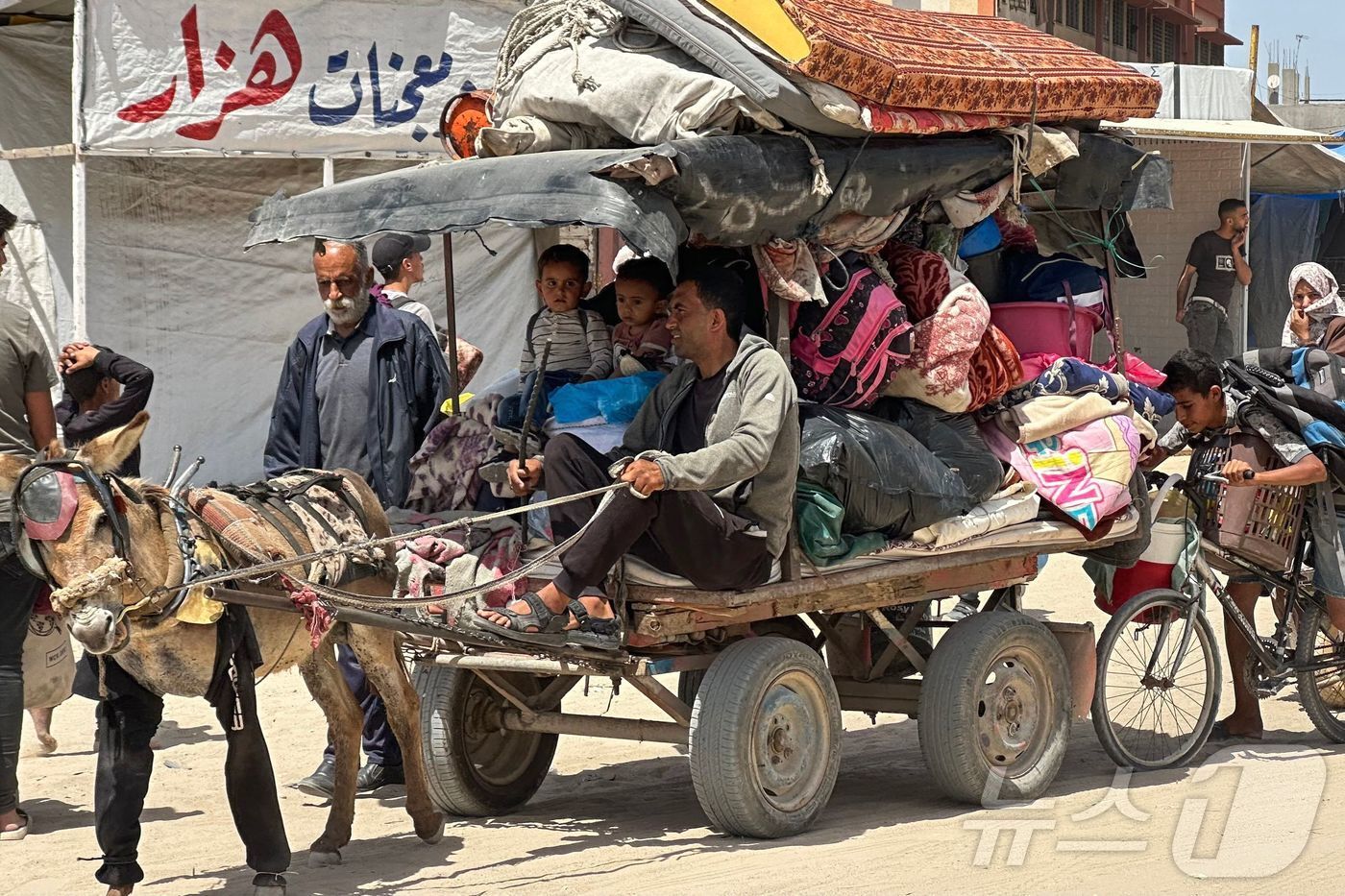 본문 이미지 - 19일 (현지시간) 팔레스타인 가자 지구 칸 유니스에서 이스라엘 군의 포격을 피해 주민이 피란을 떠나고 있다. 2025.05.20 ⓒ AFP=뉴스1 ⓒ News1 우동명 기자