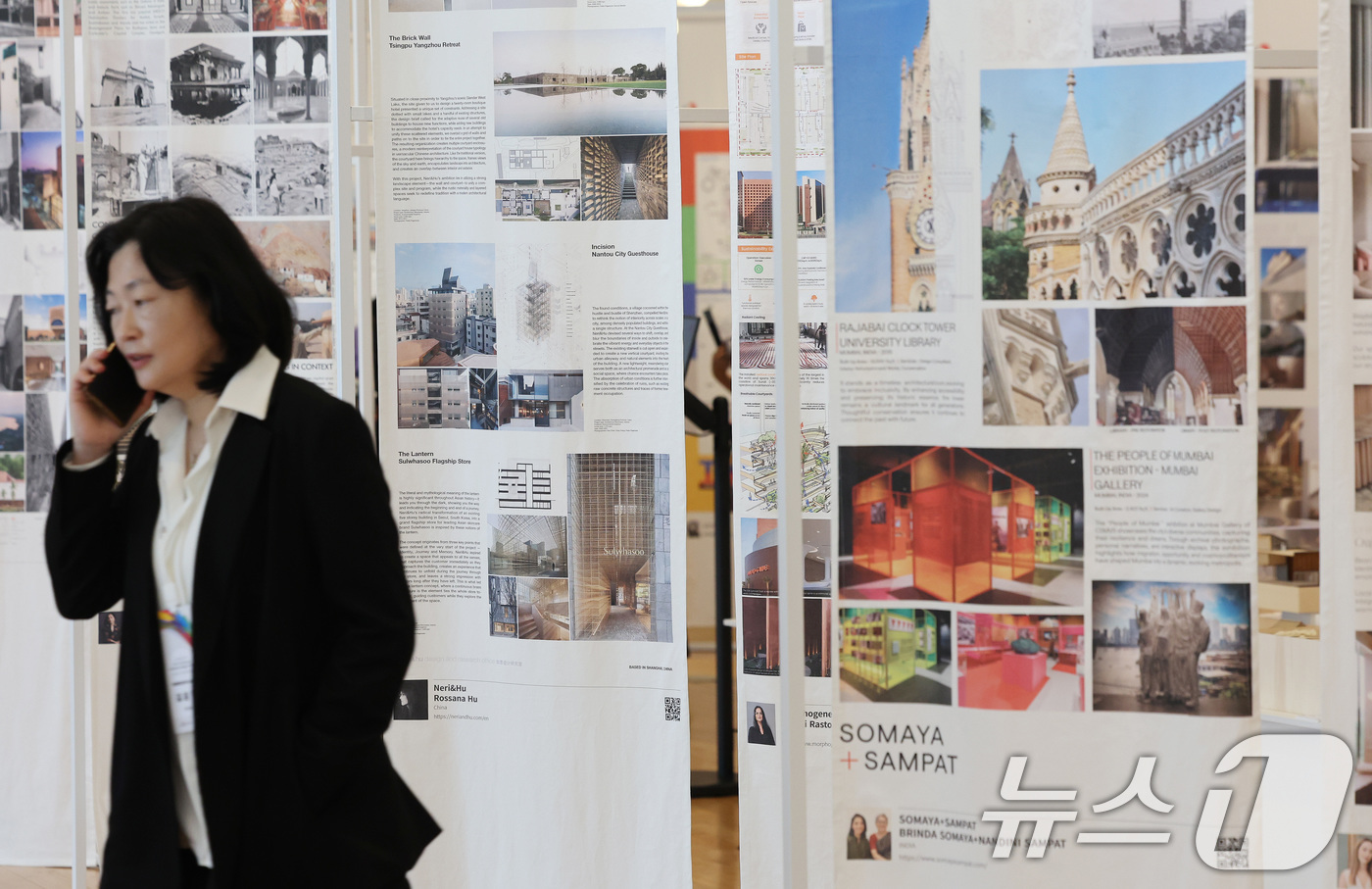 (서울=뉴스1) 이동해 기자 = 20일 서울 중구 동대문디자인플라자(DDP) 잔디사랑방에서 열린 '2025년 여성건축가 기획전'에서 관람객들이 전시를 살펴보고 있다. 2025.5. …