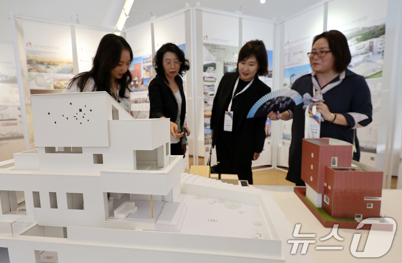 (서울=뉴스1) 이동해 기자 = 20일 서울 중구 동대문디자인플라자(DDP) 잔디사랑방에서 열린 '2025년 여성건축가 기획전'에서 관람객들이 전시를 살펴보고 있다. 2025.5. …