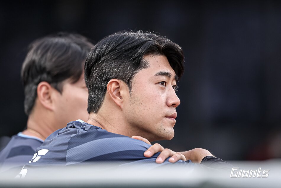 본문 이미지 - 롯데 자이언츠 투수 윤성빈(왼쪽). (롯데 자이언츠 제공)