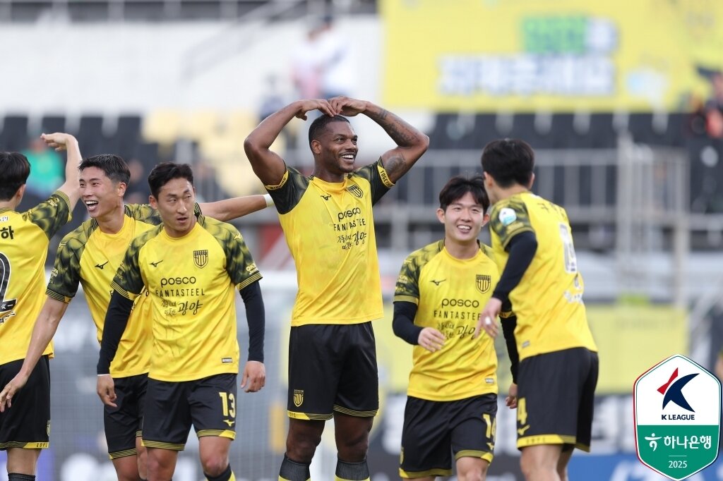 본문 이미지 - 김현석 감독과 함께 좋은 페이스를 보여주고 있는 전남 드래곤즈 &#40;한국프로축구연맹 제공&#41;