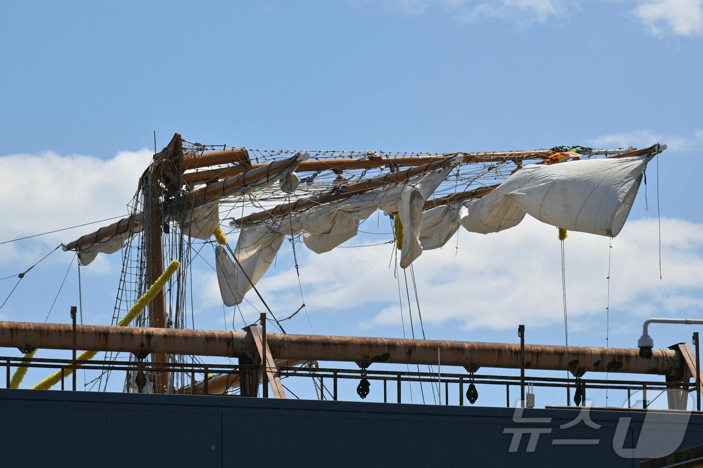 (뉴욕 AFP=뉴스1) 우동명 기자 = 19일(현지시간) 멕시코 해군사관학교 졸업생들을 싣고 뉴욕 이스트강을 따라 운항 중 브루클린 브리지와 부딪혀 최소 2명이 사망하고 돛대가 부 …
