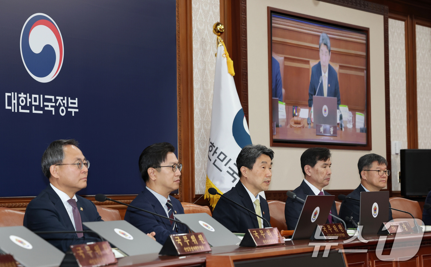 (서울=뉴스1) 임세영 기자 = 이주호 대통령 권한대행 부총리 겸 교육부 장관이 20일 서울 종로구 정부서울청사에서 열린 제22회 국무회의에서 발언하고 있다.  (교육부 제공, 재 …