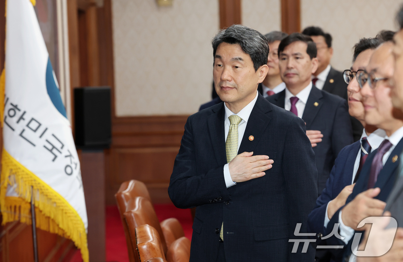 (서울=뉴스1) 임세영 기자 = 이주호 대통령 권한대행 부총리 겸 교육부 장관이 20일 서울 종로구 정부서울청사에서 열린 제22회 국무회의에서 국민의례를 하고 있다.  (교육부 제 …