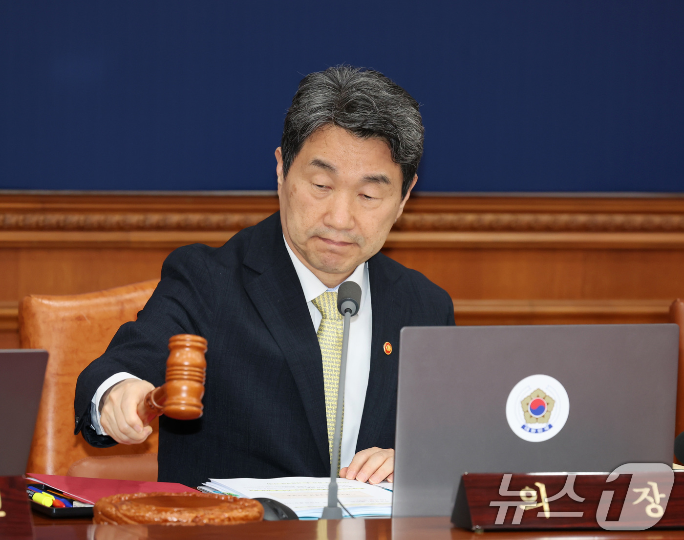 (서울=뉴스1) 임세영 기자 = 이주호 대통령 권한대행 부총리 겸 교육부 장관이 20일 서울 종로구 정부서울청사에서 열린 제22회 국무회의에서 의사봉을 두드리고 있다.  (교육부 …