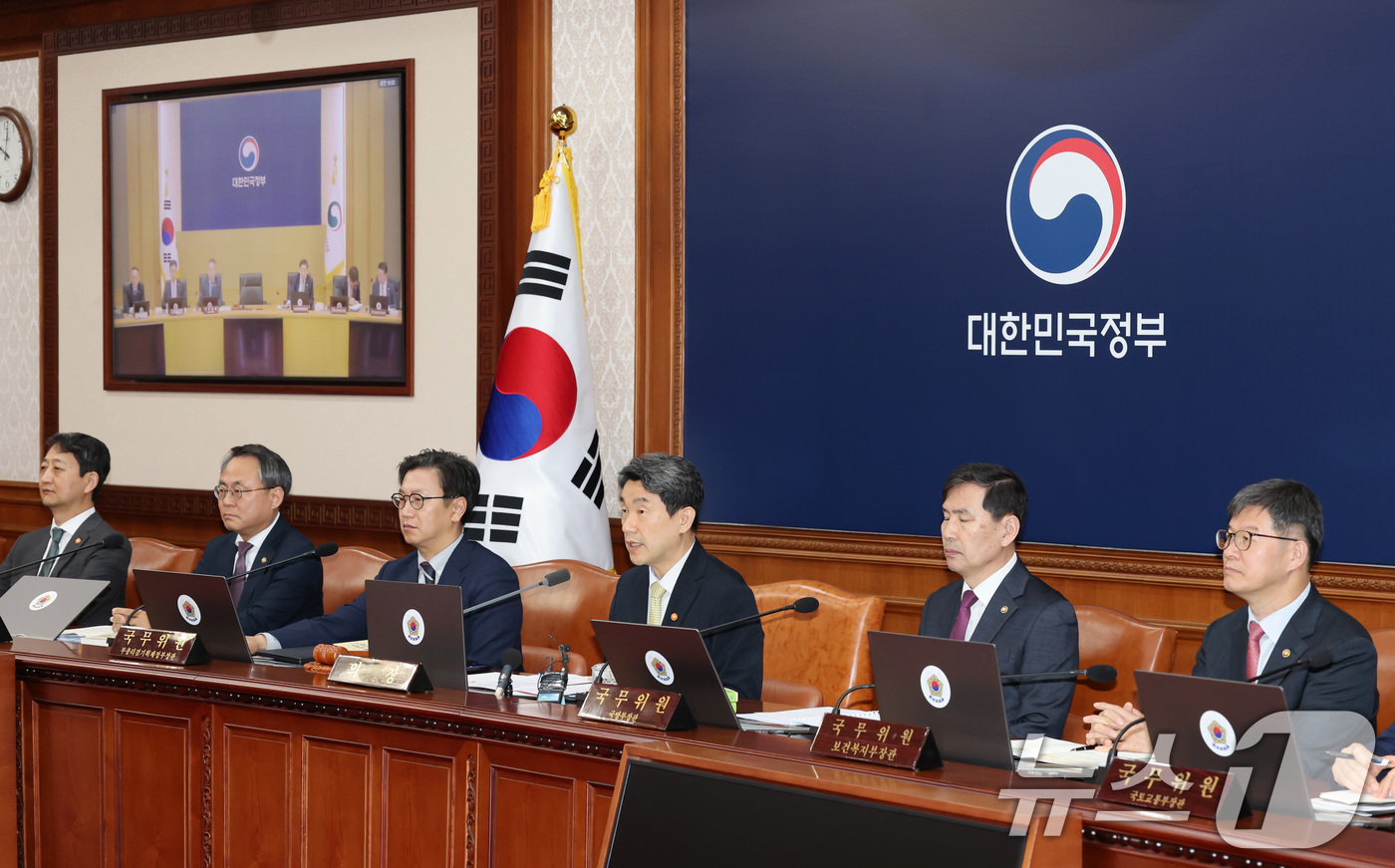 (서울=뉴스1) 임세영 기자 = 이주호 대통령 권한대행 부총리 겸 교육부 장관이 20일 서울 종로구 정부서울청사에서 열린 제22회 국무회의에서 발언하고 있다.  (교육부 제공, 재 …