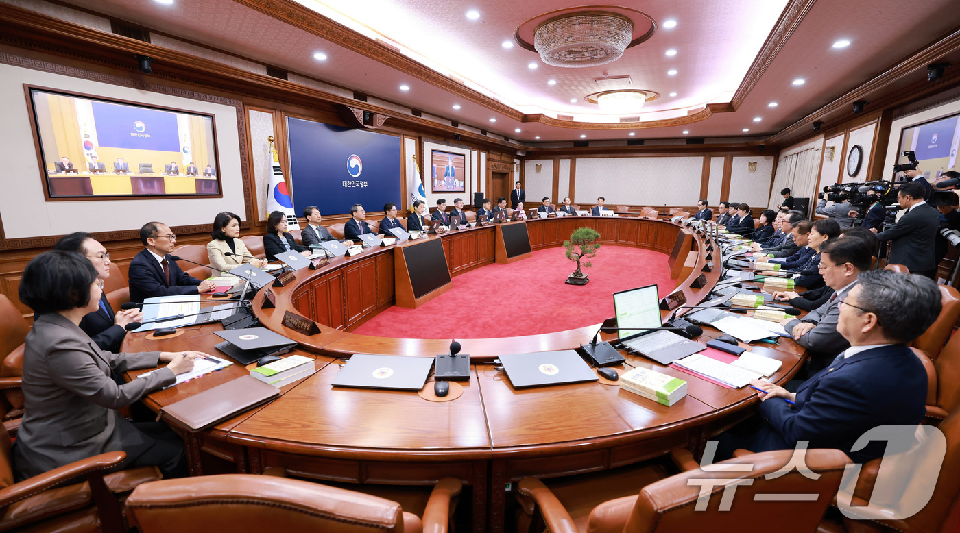 (서울=뉴스1) 임세영 기자 = 이주호 대통령 권한대행 부총리 겸 교육부 장관이 20일 서울 종로구 정부서울청사에서 열린 제22회 국무회의에서 발언하고 있다.  (교육부 제공, 재 …