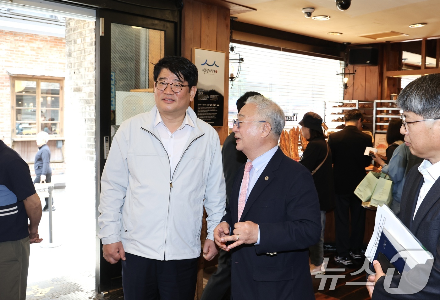 (서울=뉴스1) = 권재한 농촌진흥청장이 20일 대전 중구 성심당 본점을 방문해 제품들을 살펴보고 국산 밀 제품 개발을 위한 상생협력 방안 등을 논의하고 있다. (농촌진흥청 제공. …