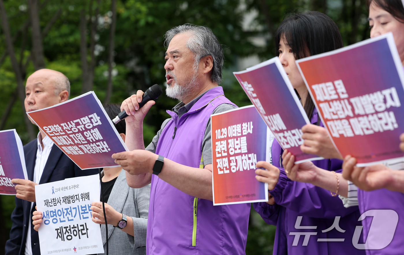 (서울=뉴스1) 김성진 기자 = 이정민 10.29 이태원 참사 유가족협의회 운영위원장이 20일 서울 종로구 광화문 광장 이순신 동상 앞에서 기자회견을 열고 21대 대선 요구안을 발 …