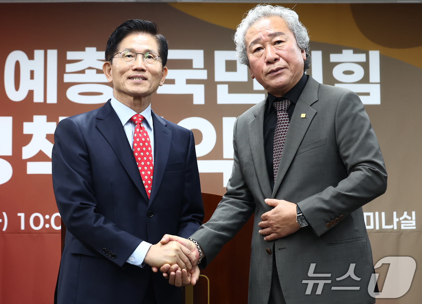 (서울=뉴스1) 김민지 기자 = 김문수 국민의힘 대통령 후보가 20일 서울 양천구 한국예술문화단체총연합회에서 열린 국민의힘·한국예총 정책협약식에서 조강훈 회장과 기념촬영을 하고 있 …