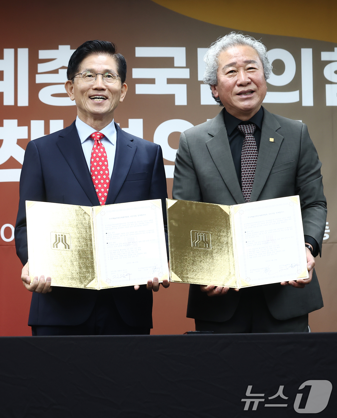 (서울=뉴스1) 김민지 기자 = 김문수 국민의힘 대통령 후보가 20일 서울 양천구 한국예술문화단체총연합회에서 열린 국민의힘·한국예총 정책협약식에서 조강훈 회장과 정책협약서를 들고 …