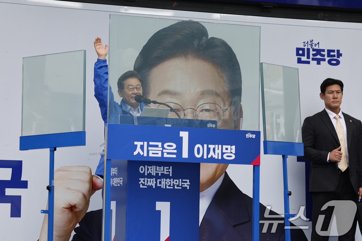 (의정부=뉴스1) 안은나 기자 = 이재명 더불어민주당 대통령 후보가 수도권 표심잡기에 나선 20일 경기 의정부시 태조이성계상 앞에서 유세를 펼치고 있다. 2025.5.20/뉴스1