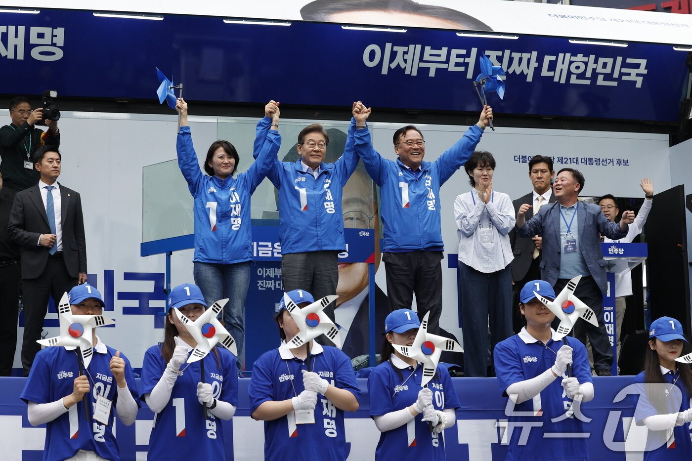 본문 이미지 - 이재명 더불어민주당 대통령 후보가 수도권 표심잡기에 나서 경기 의정부시 태조이성계상 앞에서 유세를 펼치고 있다. 2025.5.20/뉴스1 ⓒ News1 안은나 기자