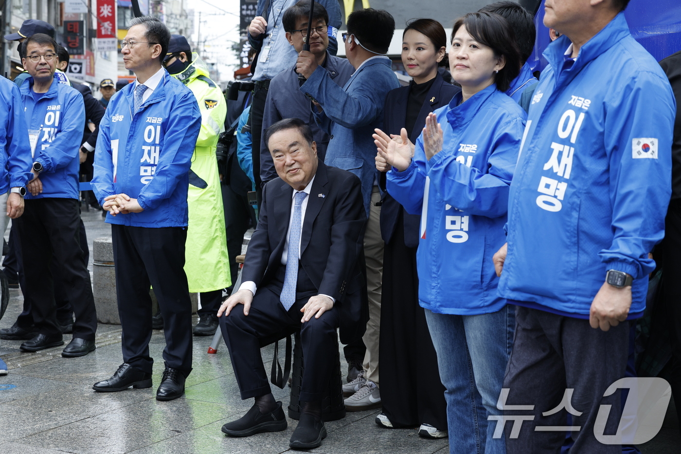 (의정부=뉴스1) 안은나 기자 = 문희상 전 국회의장이 20일 경기 의정부시 태조이성계상 앞에서 열린 이재명 더불어민주당 대통령 후보 유세현장에 방문하고 있다. 2025.5.20/ …