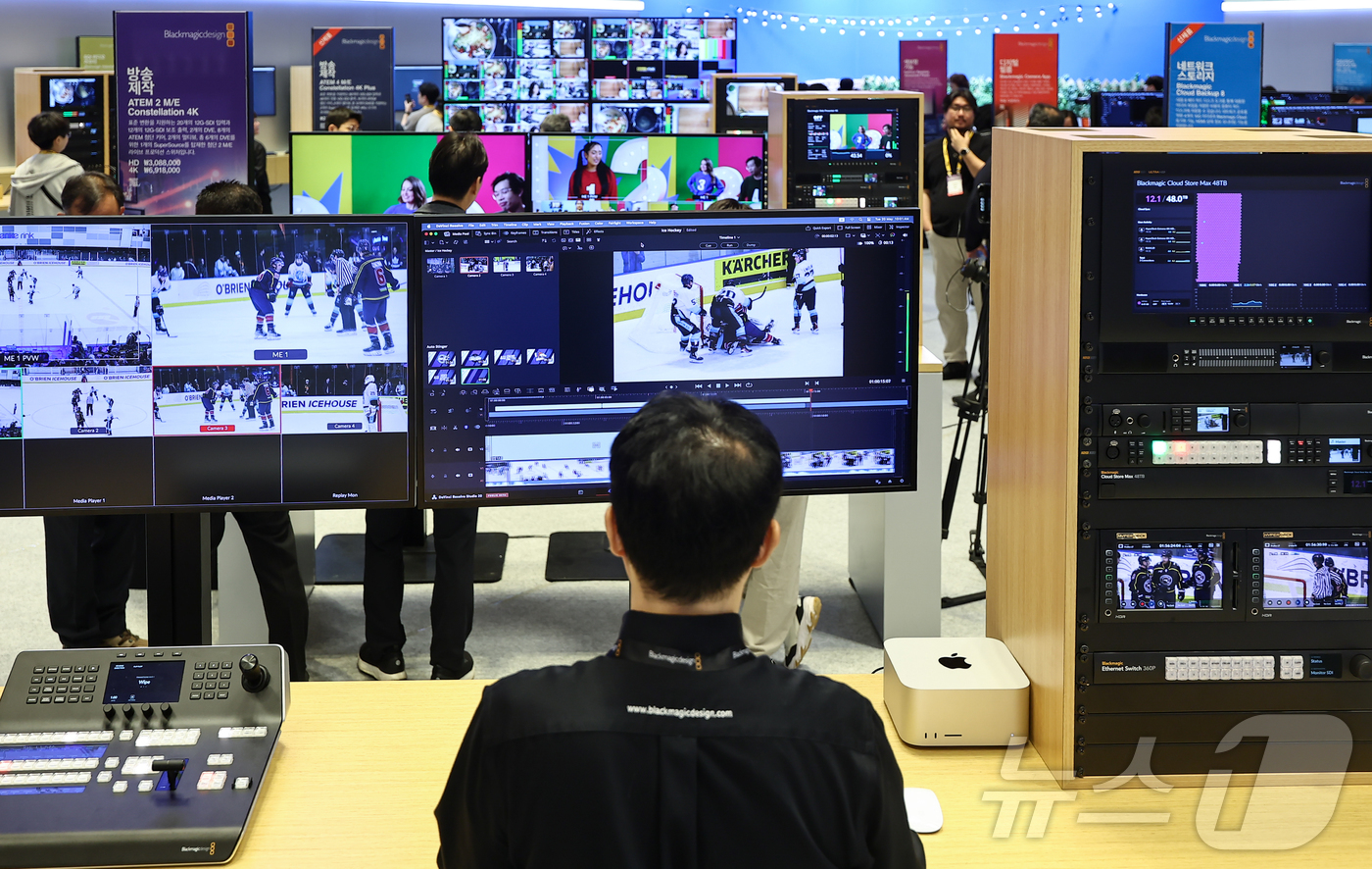 (서울=뉴스1) 김도우 기자 = 20일 서울 강남구 코엑스에서 열린 '제33회 국제 방송·미디어·음향·조명 전시회(KOBA 2025)'에서 관람객들이 방송시스템을 살펴보고 있다.방 …