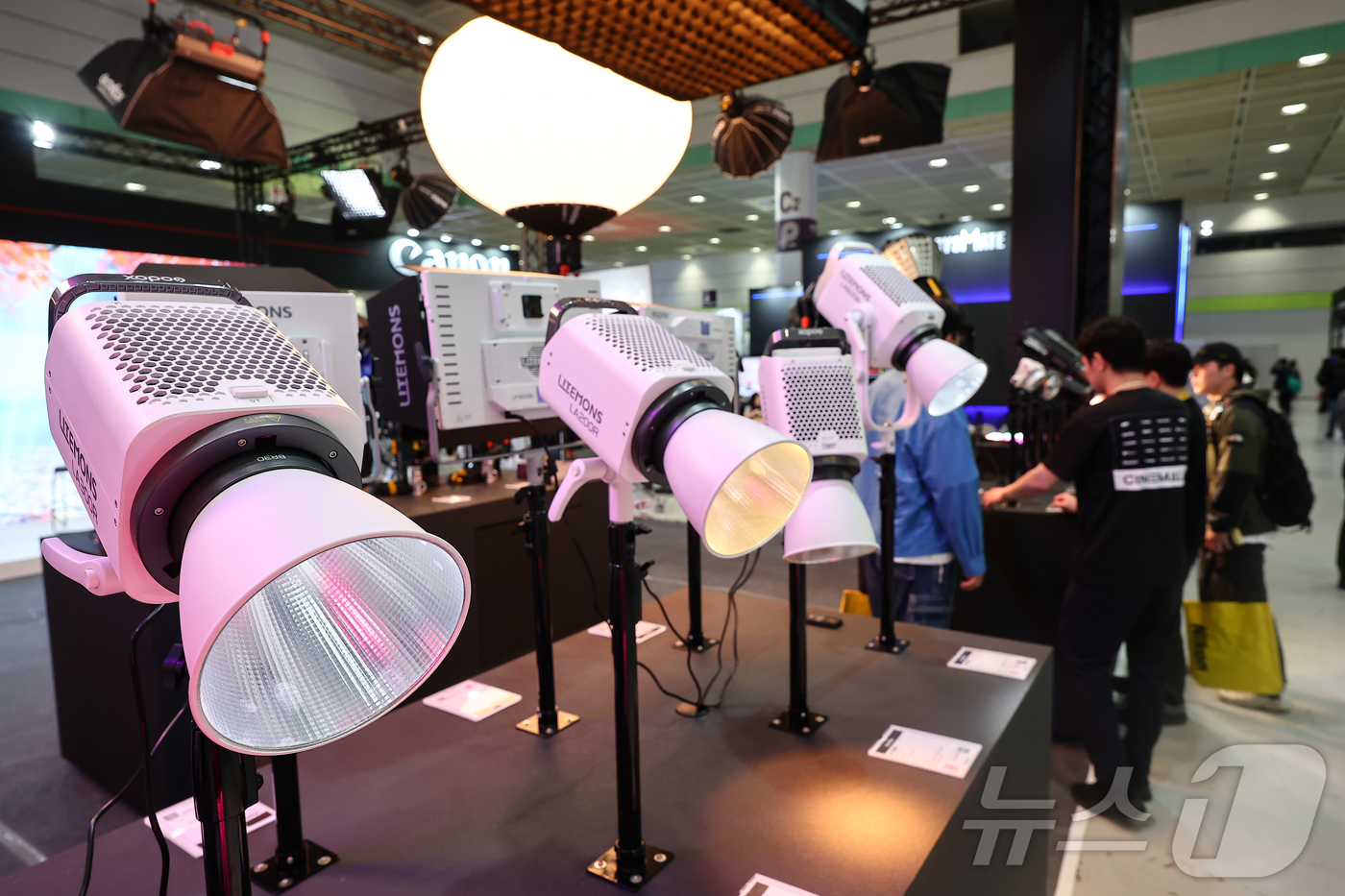 (서울=뉴스1) 김도우 기자 = 20일 서울 강남구 코엑스에서 열린 '제33회 국제 방송·미디어·음향·조명 전시회(KOBA 2025)'에서 관람객들이 촬영용 조명을 살펴보고 있다. …