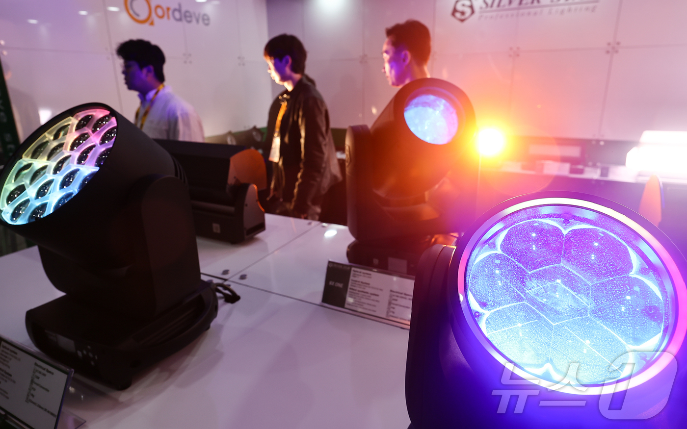 (서울=뉴스1) 김도우 기자 = 20일 서울 강남구 코엑스에서 열린 '제33회 국제 방송·미디어·음향·조명 전시회(KOBA 2025)'에서 관람객들이 조명 시스템을 살펴보고 있다. …