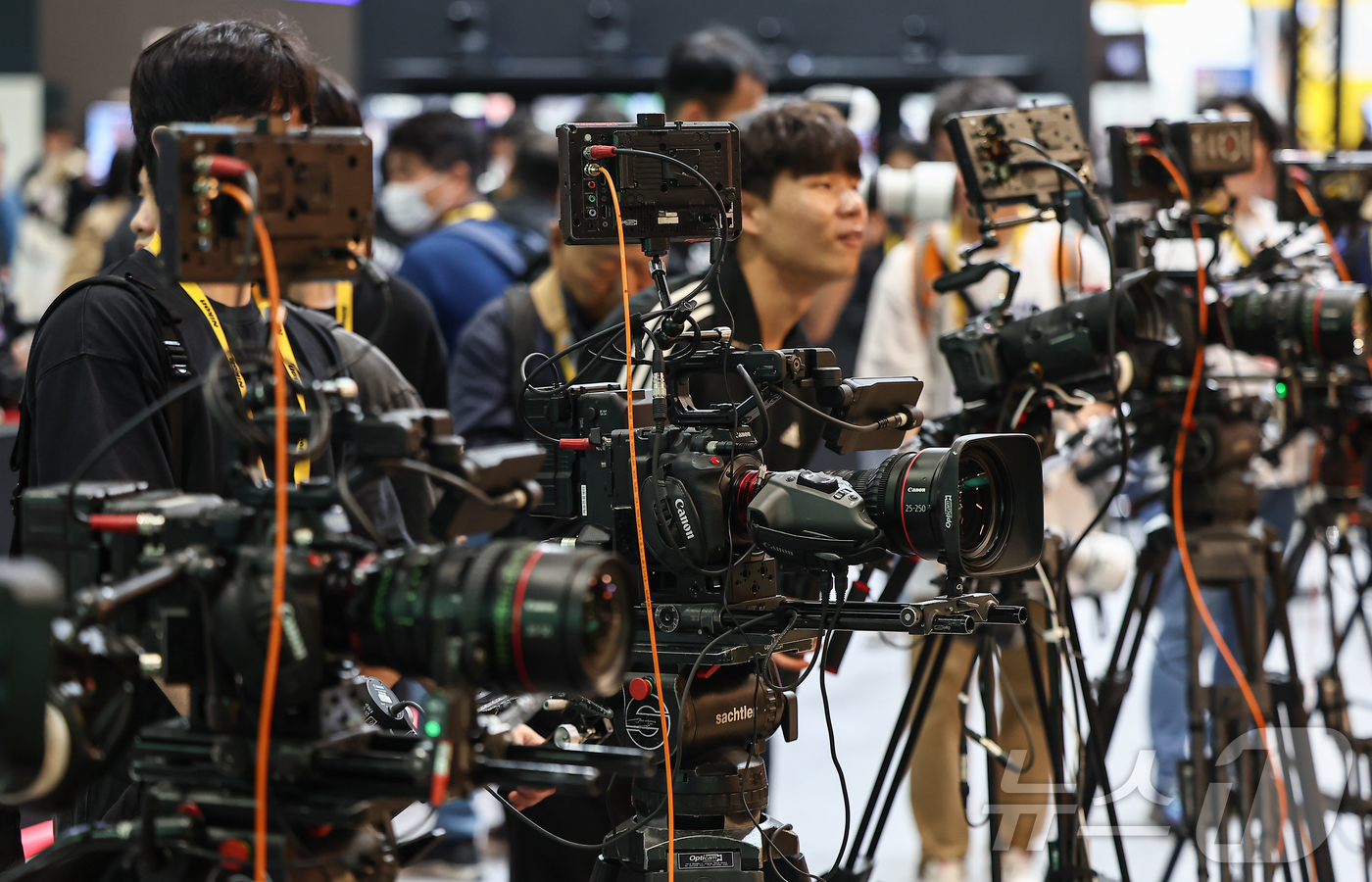 (서울=뉴스1) 김도우 기자 = 20일 서울 강남구 코엑스에서 열린 '제33회 국제 방송·미디어·음향·조명 전시회(KOBA 2025)'에서 관람객들이 촬영 장비를 살펴보고 있다.방 …