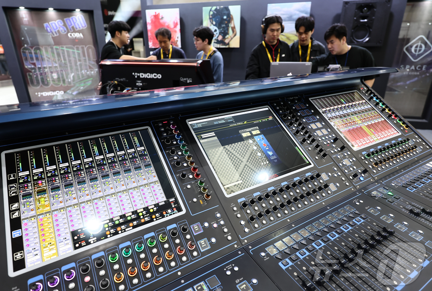 (서울=뉴스1) 김도우 기자 = 20일 서울 강남구 코엑스에서 열린 '제33회 국제 방송·미디어·음향·조명 전시회(KOBA 2025)'에서 관람객들이 음향 시스템을 살펴보고 있다. …