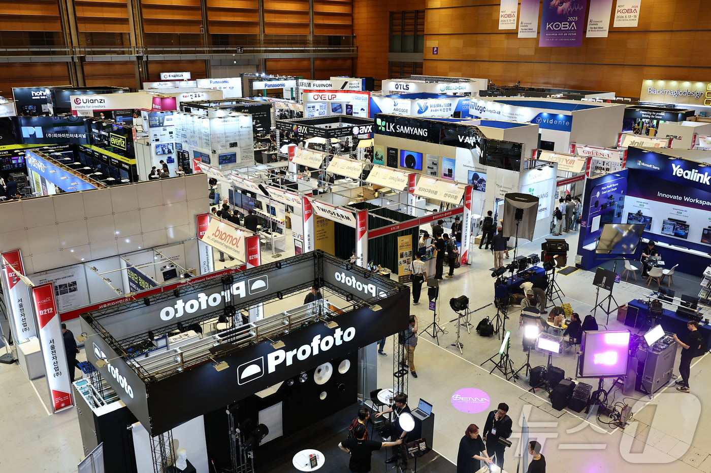 (서울=뉴스1) 김도우 기자 = 20일 서울 강남구 코엑스에서 열린 '제33회 국제 방송·미디어·음향·조명 전시회(KOBA 2025)'에서 관람객들이방송 장비, 스튜디오 장비, 오 …