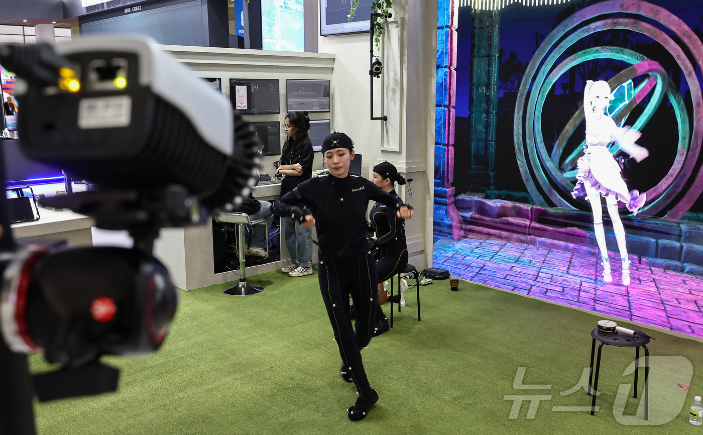 (서울=뉴스1) 김도우 기자 = 20일 서울 강남구 코엑스에서 열린 '제33회 국제 방송·미디어·음향·조명 전시회(KOBA 2025)' 한 부스에서 직원이 모션캡쳐를 시연하고 있다 …