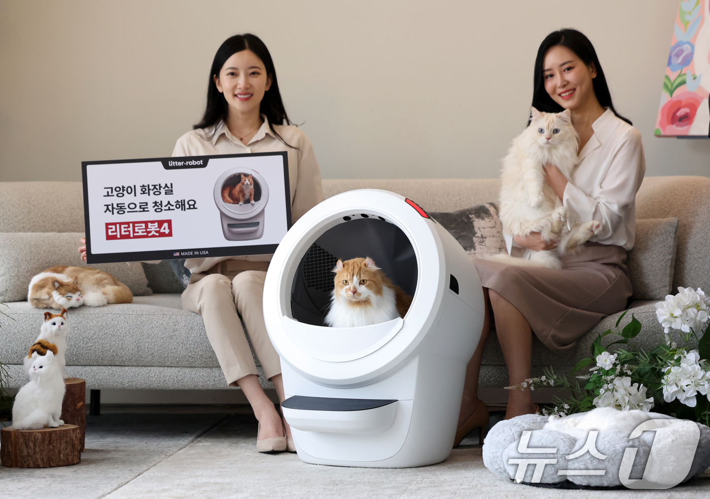 (서울=뉴스1) 황기선 기자 = 20일 오전 서울 강남구 라까사호텔에서 모델들이 고양이 자동 화장실 '리터로봇4'를 소개하고 있다.'리터로봇4'는 고양이가 화장실을 사용 후 일정 …