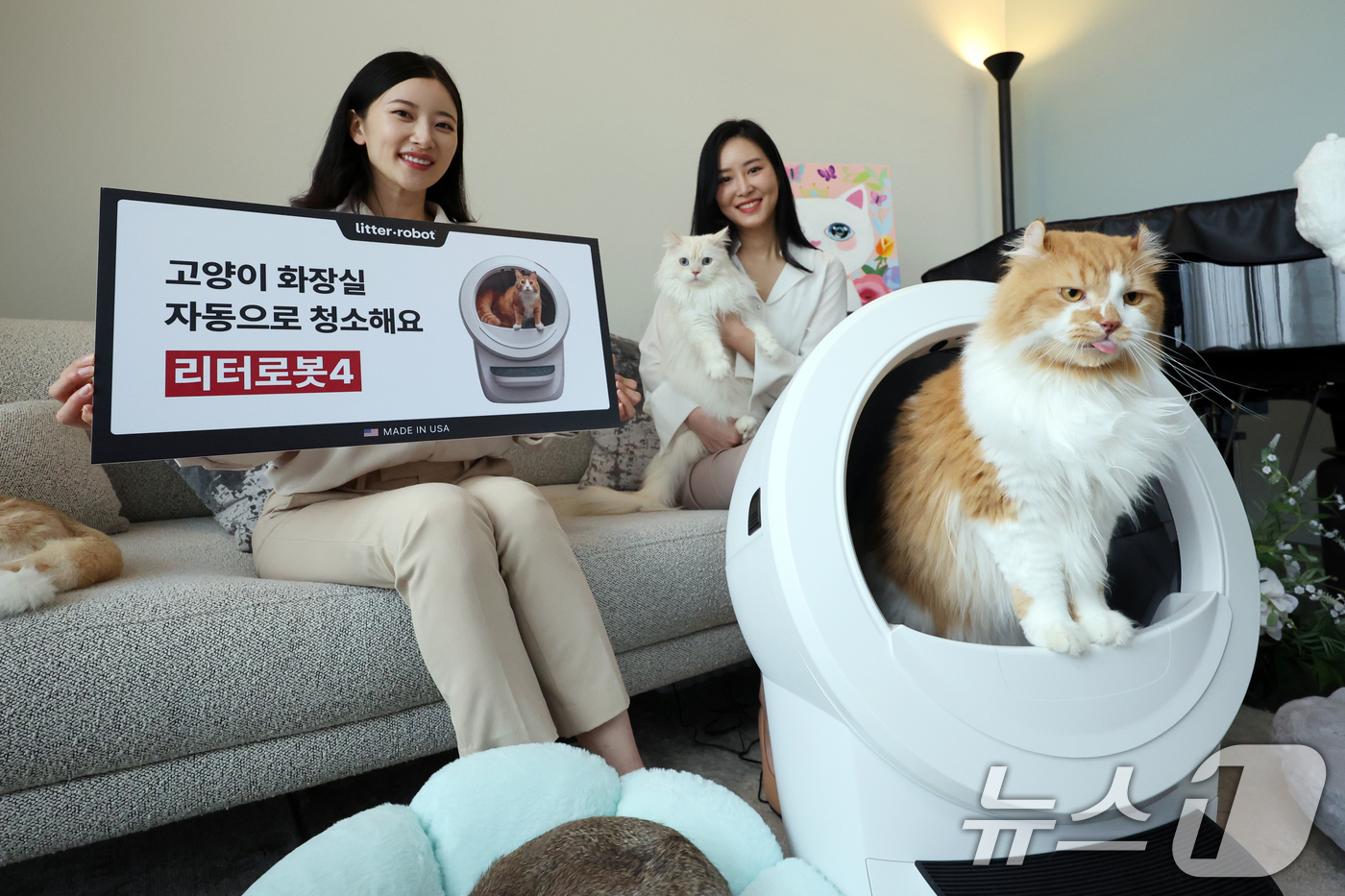 (서울=뉴스1) 황기선 기자 = 20일 오전 서울 강남구 라까사호텔에서 모델들이 고양이 자동 화장실 '리터로봇4'를 소개하고 있다.'리터로봇4'는 고양이가 화장실을 사용 후 일정 …