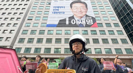 십원빵으로 최저임금 퍼포먼스하는 공공운수 노조