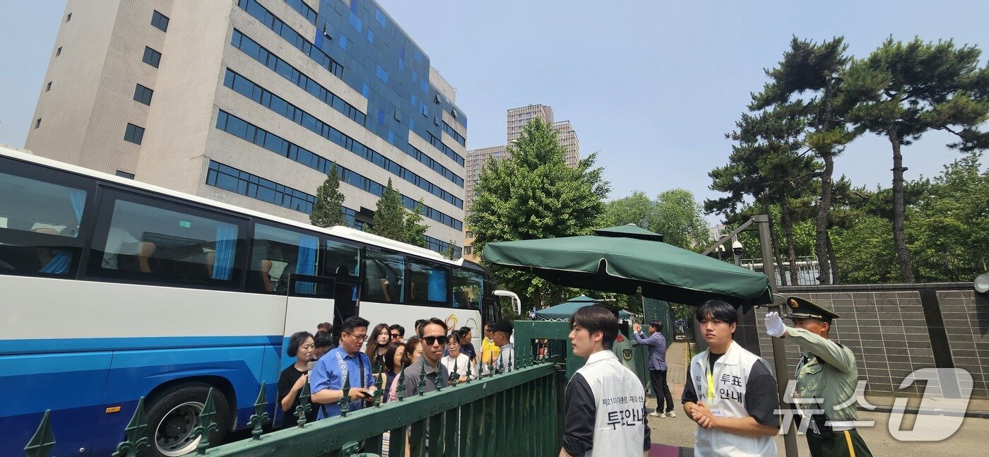 본문 이미지 - 톈진 거주 교민들이 대사관에서 마련한 셔틀버스에서 내려 주중대사관으로 들어가고 있다.  ⓒ News1 정은지 특파원
