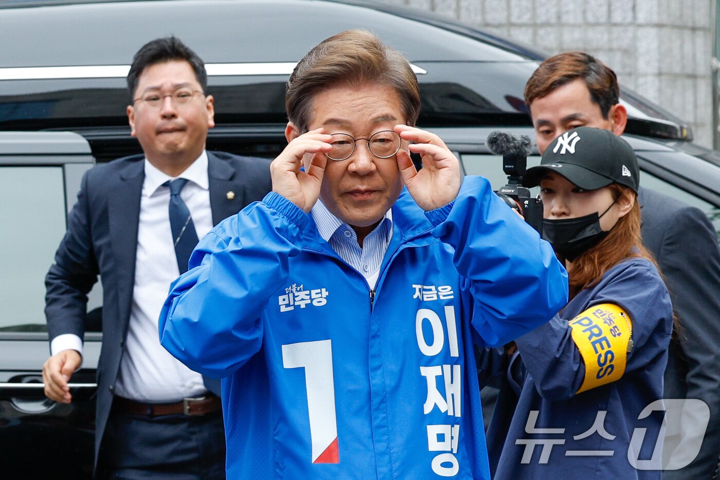 본문 이미지 - 이재명 더불어민주당 대통령 후보가 수도권 표심잡기에 나선 20일 경기 의정부시 로데오거리에 도착해 안경을 고쳐쓰고 있다. 2025.5.20/뉴스1 ⓒ News1 안은나 기자