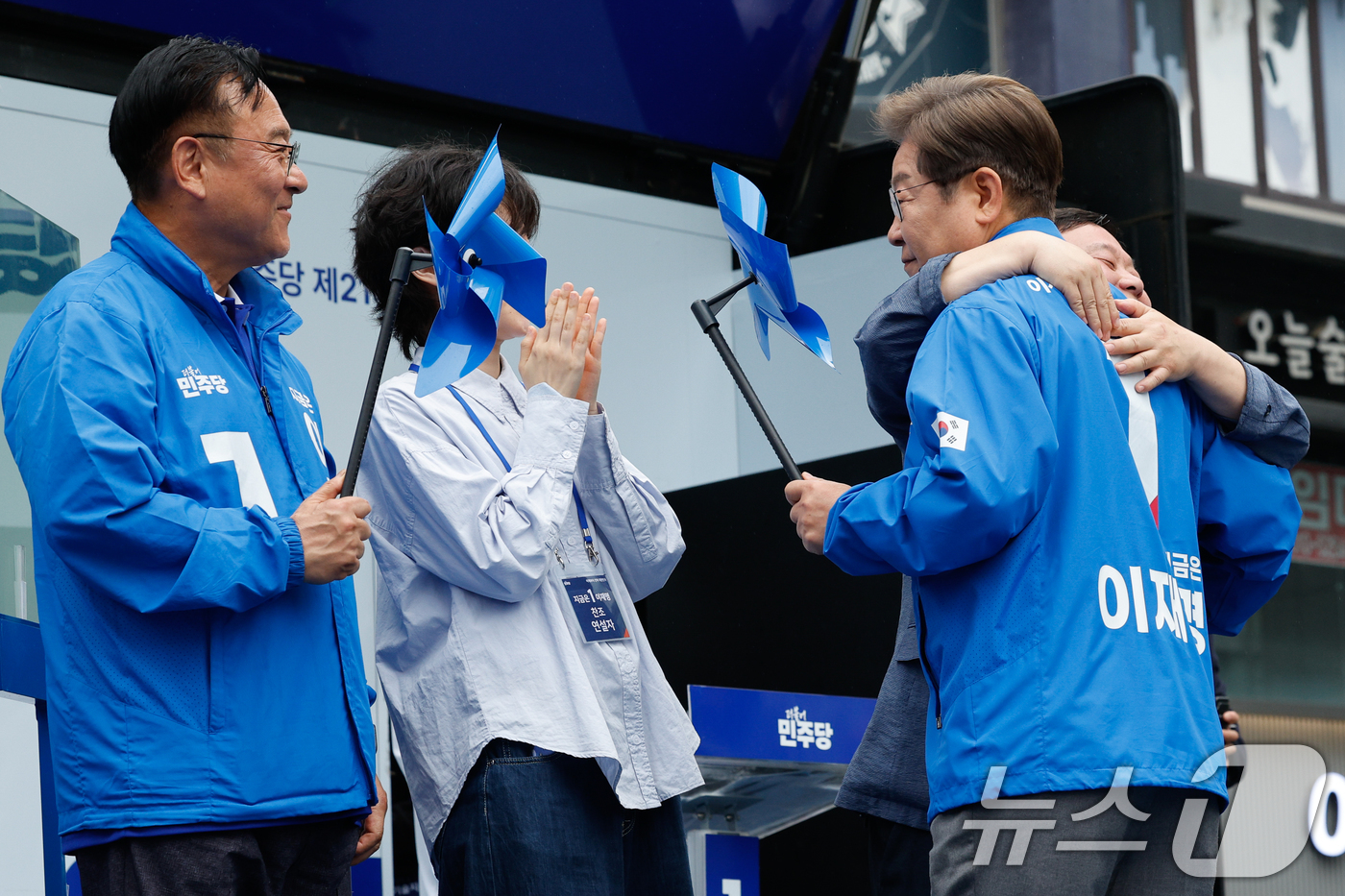 (의정부=뉴스1) 안은나 기자 = 이재명 더불어민주당 대통령 후보가 수도권 표심잡기에 나선 20일 경기 의정부시 로데오거리에 도착해 안진걸 민생경제연구소장과 포옹하고 있다. 202 …