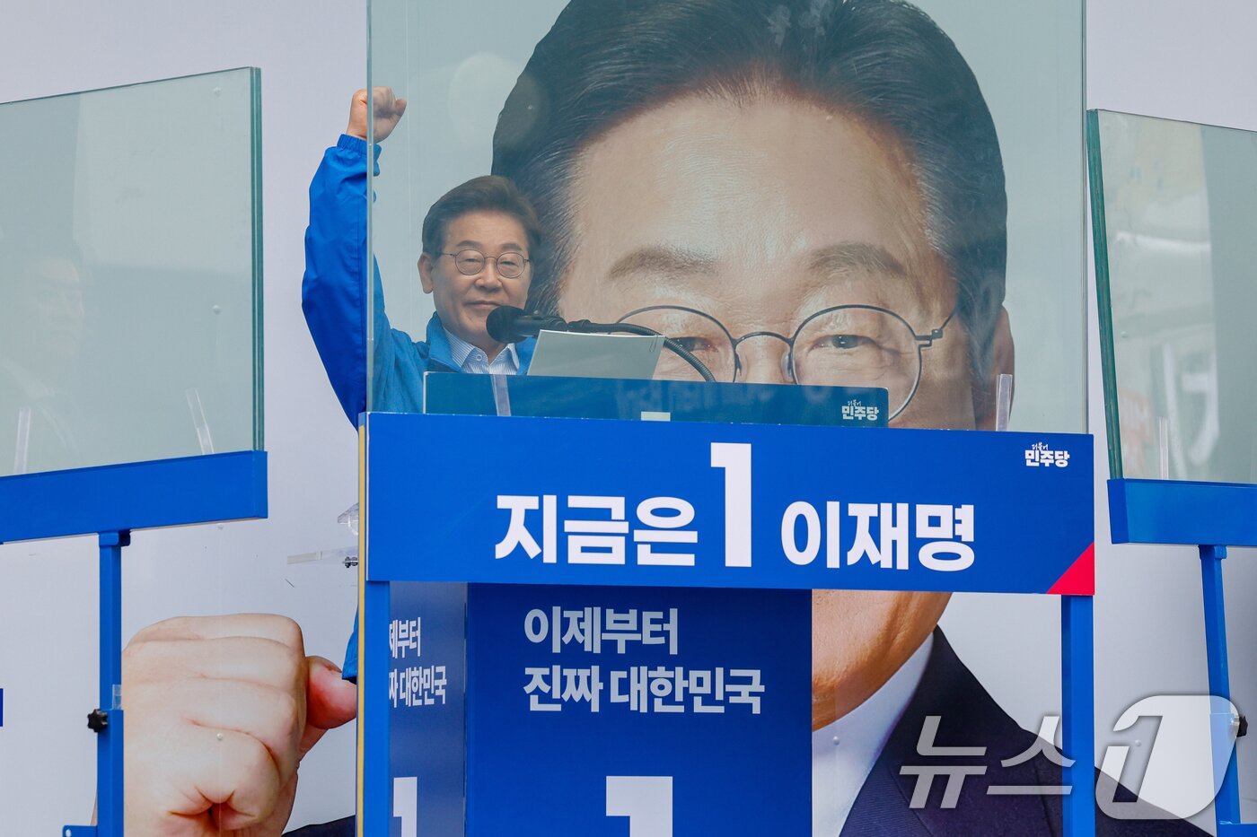 본문 이미지 - 이재명 더불어민주당 대통령 후보가 수도권 표심잡기에 나선 20일 경기 의정부시 로데오거리를 찾아 방탄 유리막 안에서 지지를 호소하고 있다. 2025.5.20/뉴스1 ⓒ News1 안은나 기자