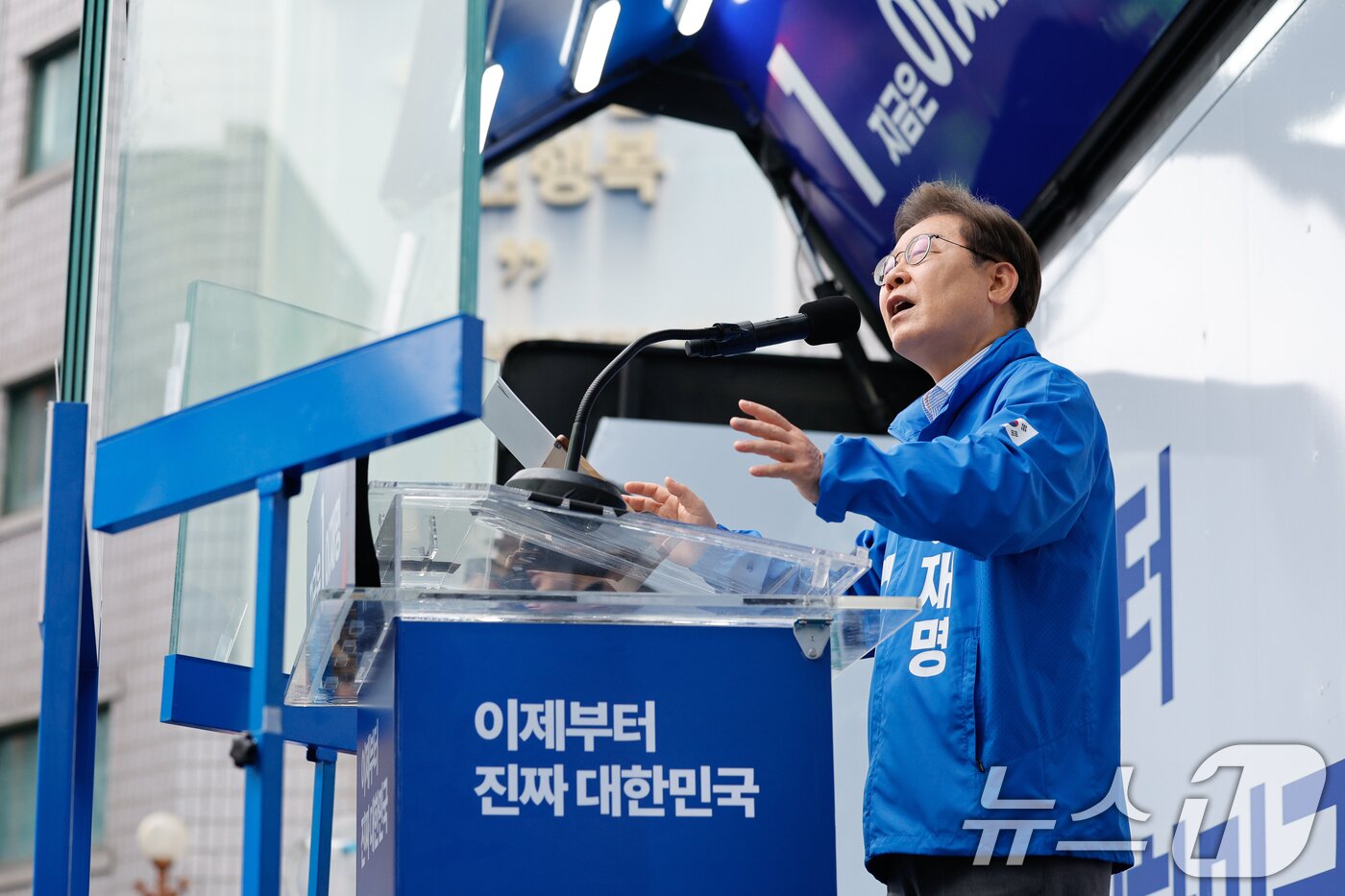 본문 이미지 - 이재명 더불어민주당 대통령 후보가 수도권 표심잡기에 나선 20일 경기 의정부시 로데오거리를 찾아 방탄 유리막 안에서 지지를 호소하고 있다. 2025.5.20/뉴스1 ⓒ News1 안은나 기자