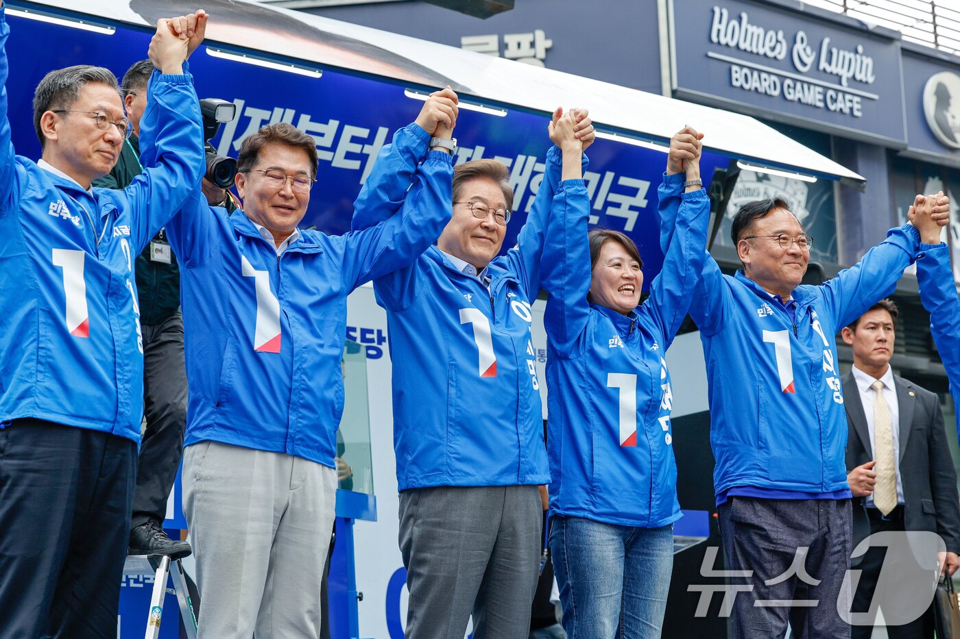 본문 이미지 - 이재명 더불어민주당 대통령 후보가 수도권 표심잡기에 나선 20일 경기 의정부시 로데오거리를 찾아 유세를 마친 뒤 인사하고 있다. 2025.5.20/뉴스1 ⓒ News1 안은나 기자