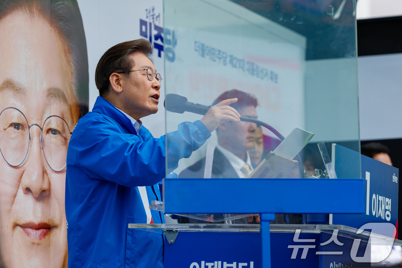 (의정부=뉴스1) 안은나 기자 = 이재명 더불어민주당 대통령 후보가 수도권 표심잡기에 나선 20일 경기 의정부시 로데오거리를 찾아 지지를 호소하고 있다. 2025.5.20/뉴스1