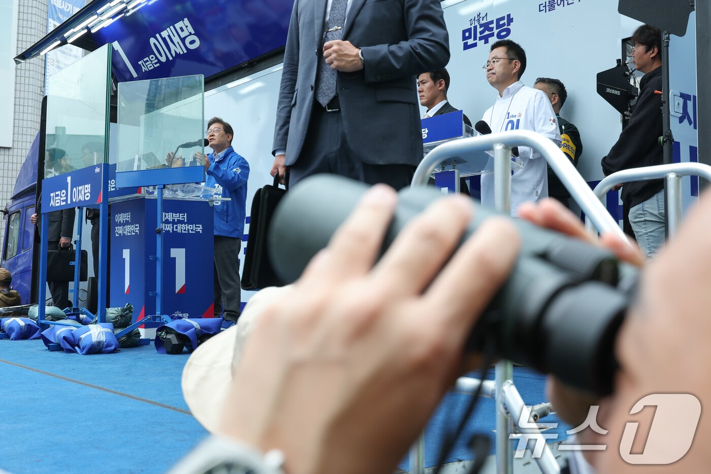 본문 이미지 - 이재명 더불어민주당 대통령 후보가 수도권 표심잡기에 나선 20일 경기 의정부시 로데오거리를 찾아 방탄 유리막 안에서 지지를 호소하고 있다. 2025.5.20/뉴스1 ⓒ News1 안은나 기자