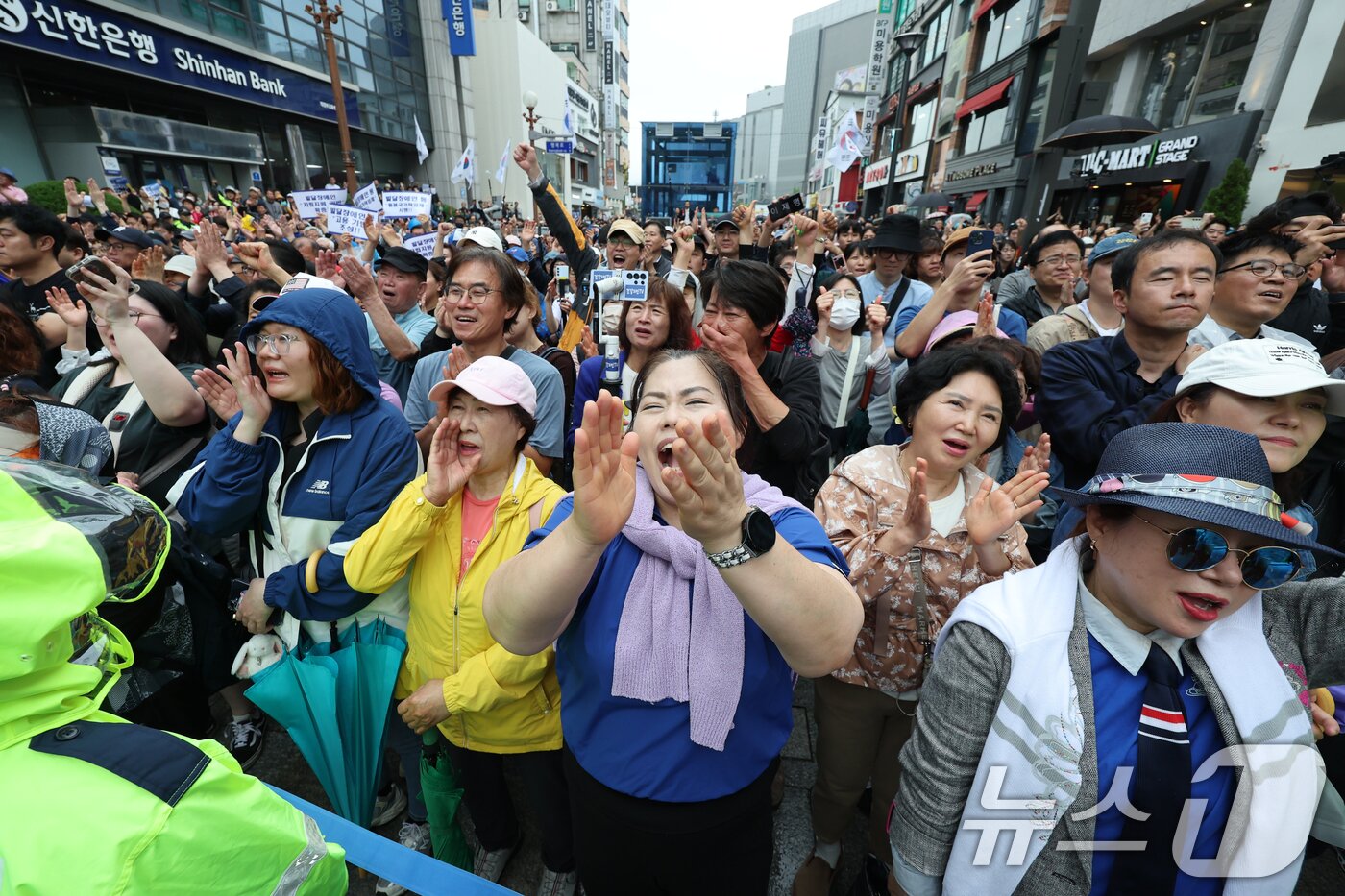 본문 이미지 - 이재명 더불어민주당 대통령 후보가 수도권 표심잡기에 나선 20일 경기 의정부시 로데오거리를 찾아 연설하는 가운데 시민들이 손뼉치고 있다. 2025.5.20/뉴스1 ⓒ News1 안은나 기자