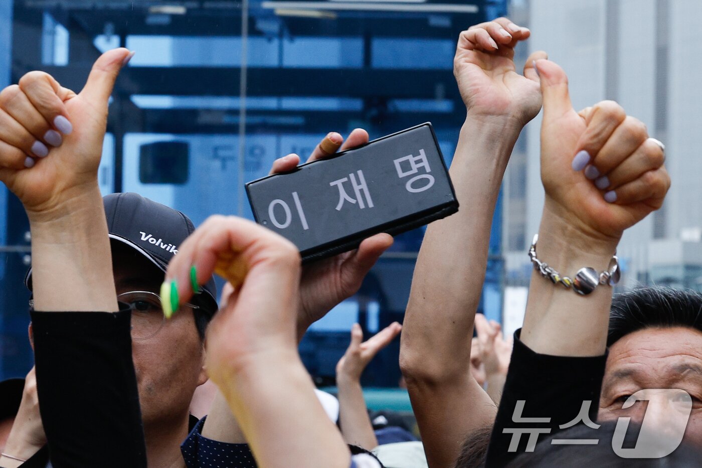 본문 이미지 - 이재명 더불어민주당 대통령 후보가 수도권 표심잡기에 나선 20일 경기 의정부시 로데오거리를 찾아 지지를 호소하는 가운데 시민들이 엄지손가락을 치켜들고 있다. 2025.5.20/뉴스1 ⓒ News1 안은나 기자