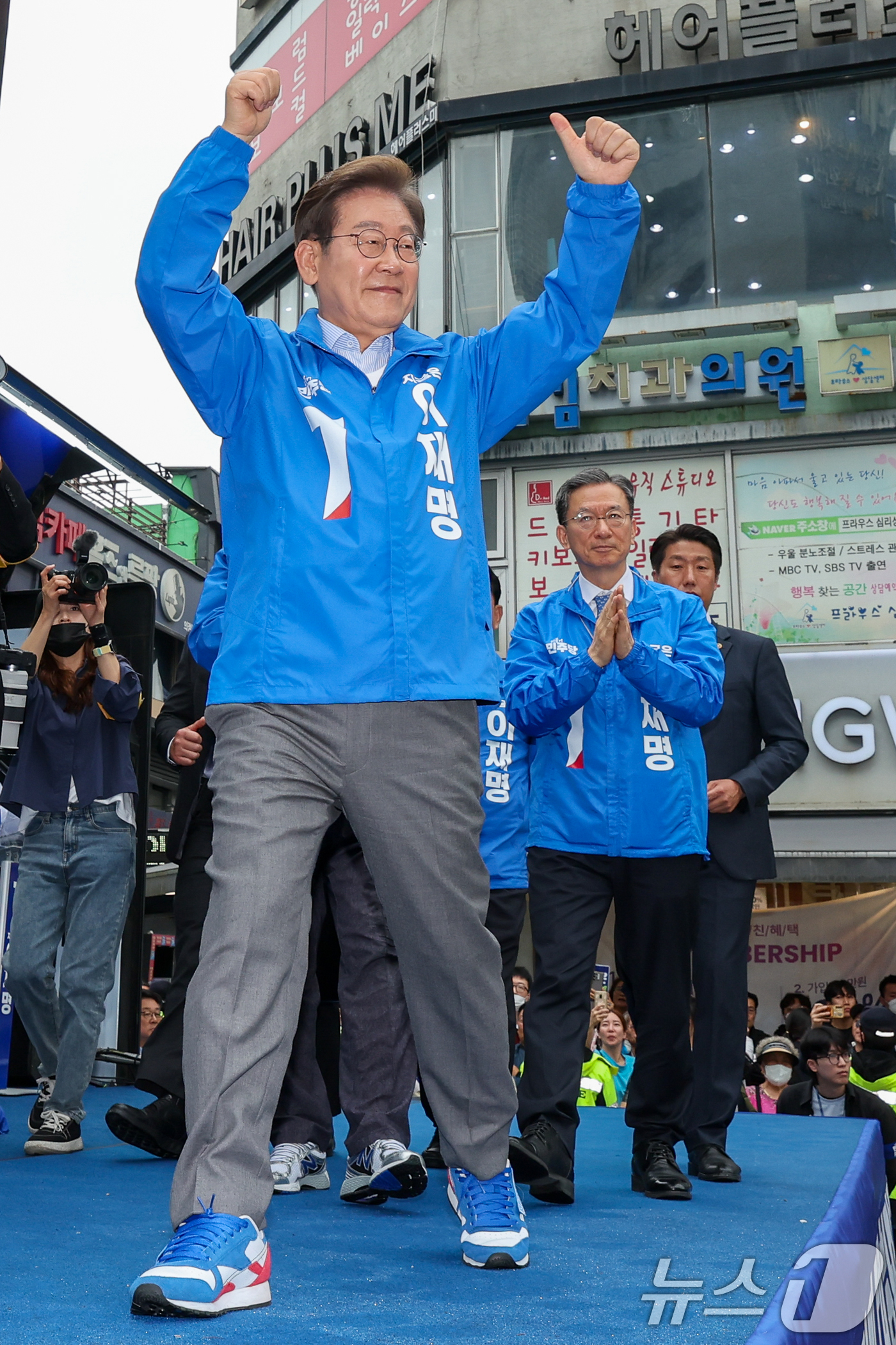 (의정부=뉴스1) 안은나 기자 = 이재명 더불어민주당 대통령 후보가 수도권 표심잡기에 나선 20일 경기 의정부시 로데오거리를 찾아 유세를 마친 뒤 인사하고 있다. 2025.5.20 …